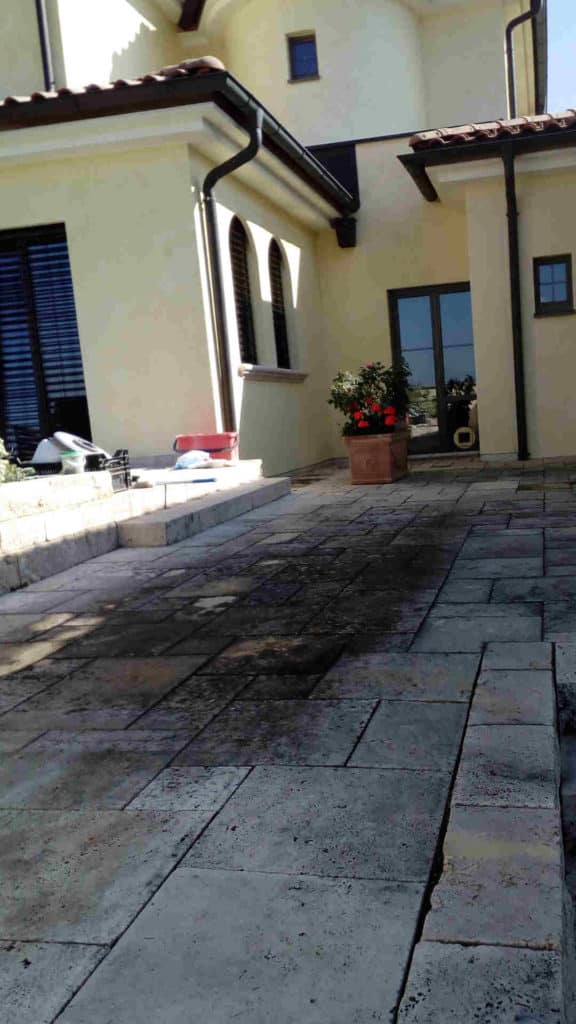 Travertin Terrasse - Schwarze Flecken | Wir retten Ihren Stein!