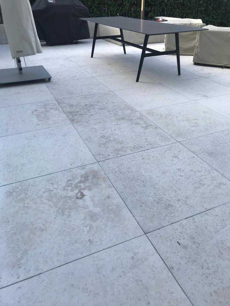 Jura-Marmor-Terrasse Hamburg vorher — vergraut, mit Esstisch