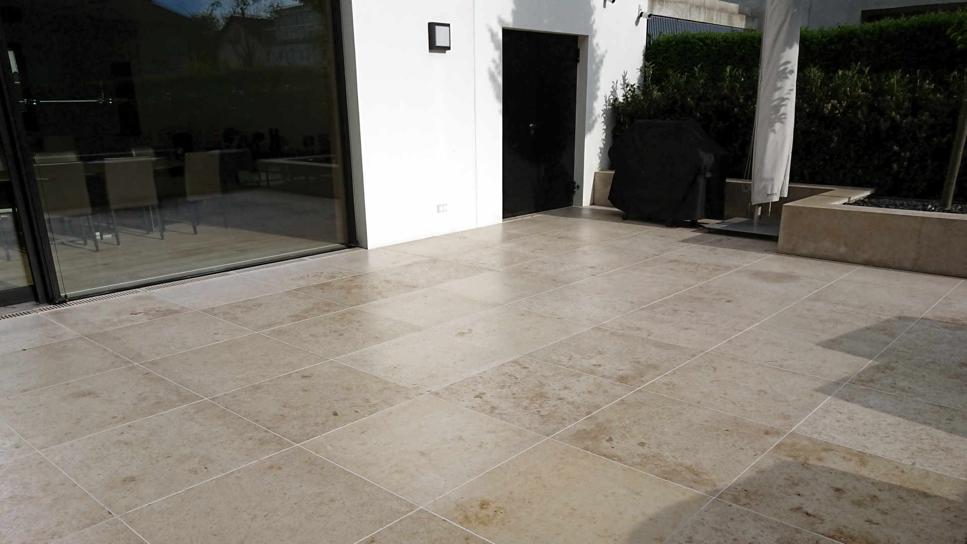 Jura-Marmor-Terrasse nachher an Hauswand und Glas