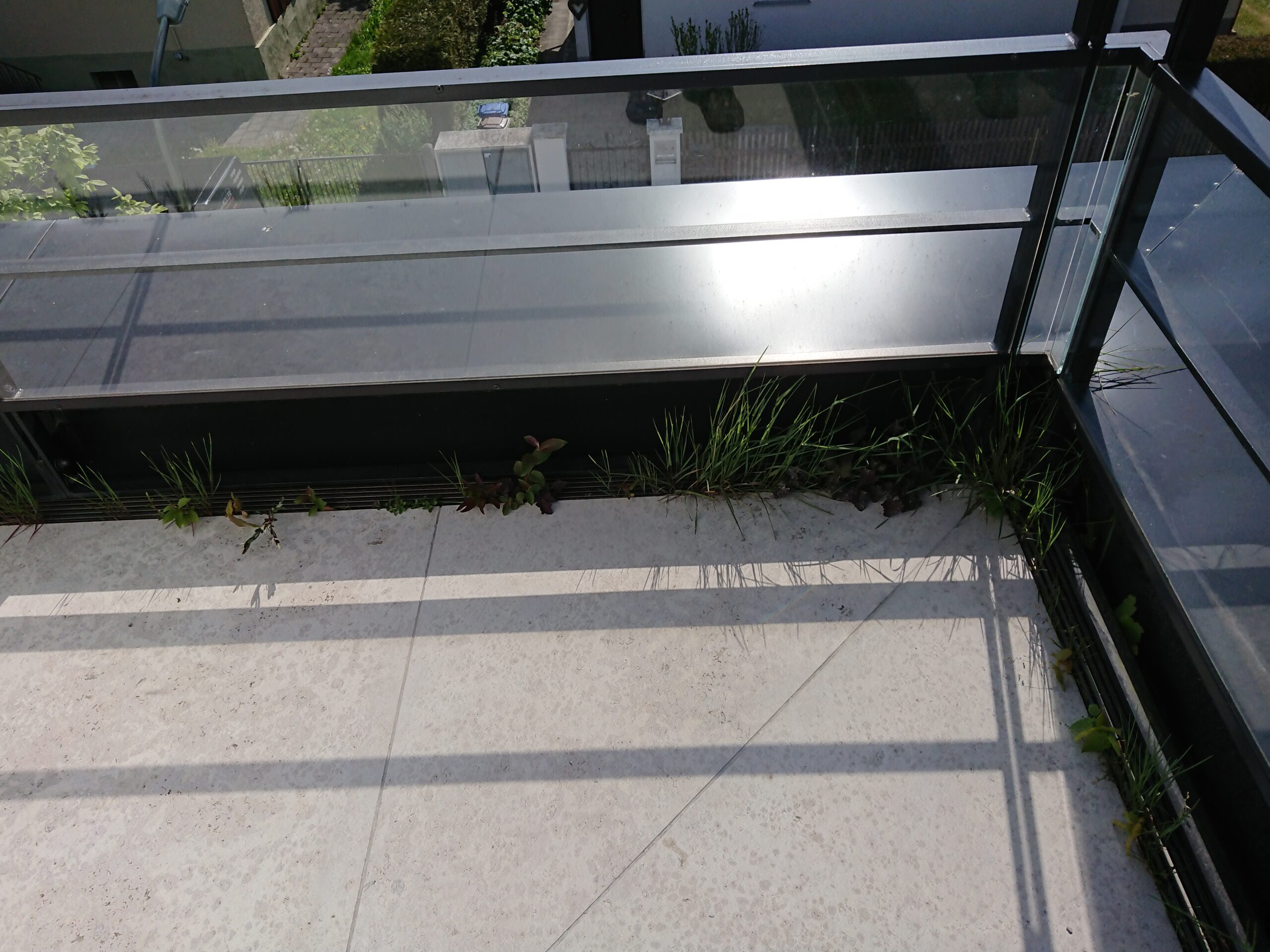 Dachterrasse Jura Marmor vorher — Unkraut am Glasgeländer
