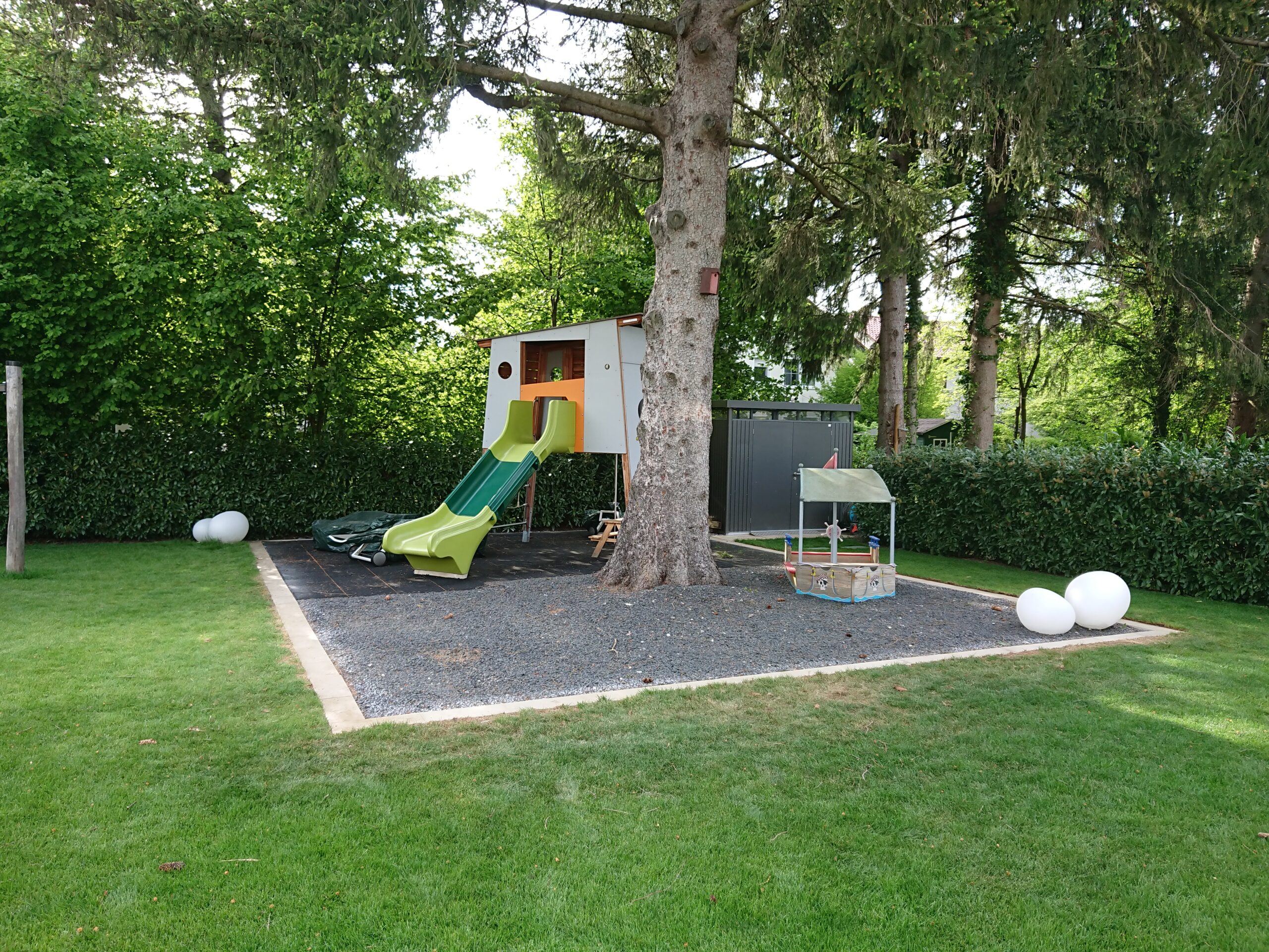 Beeteinfassung Jura Marmor nachher — Spielbereich, helle Steinborde