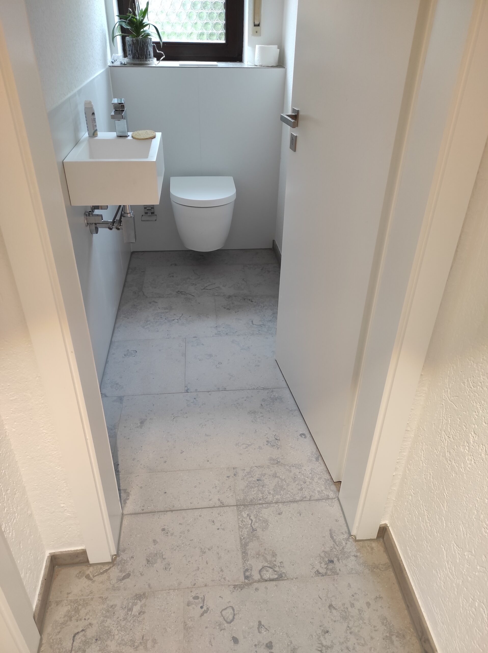 Jura Marmor hellgrau matt im Gäste WC nach der Sanierung