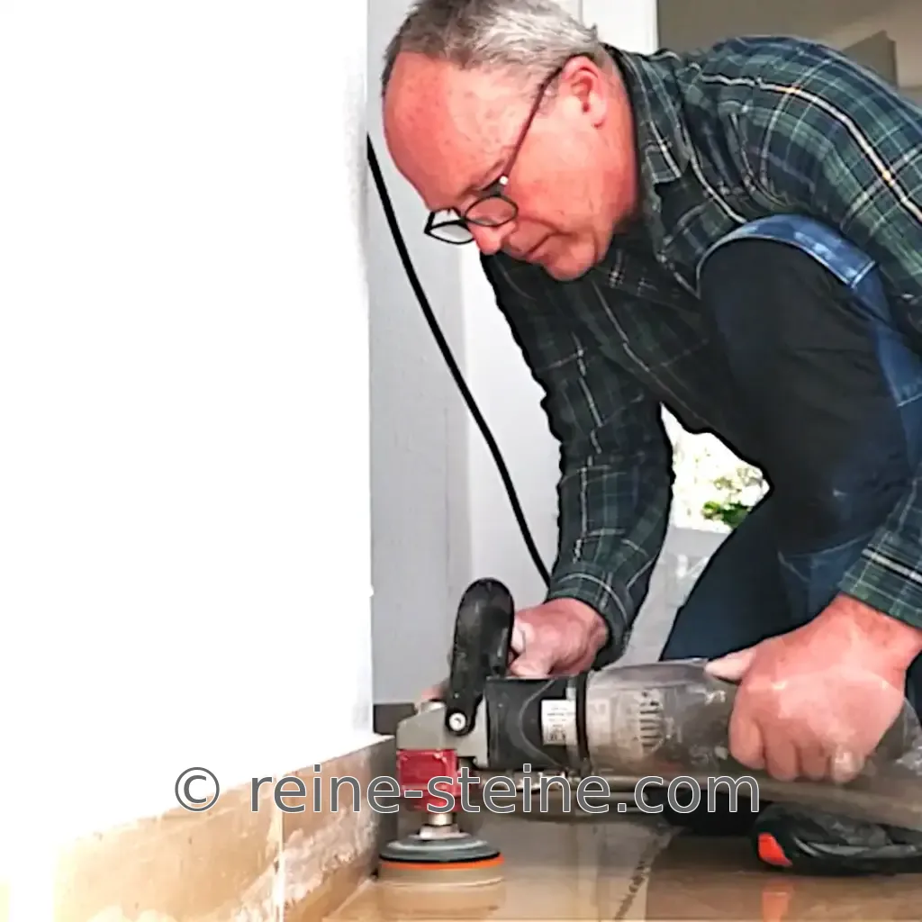 Herbert Koller schleift Solnhofener-Ränder mit der Handmaschine