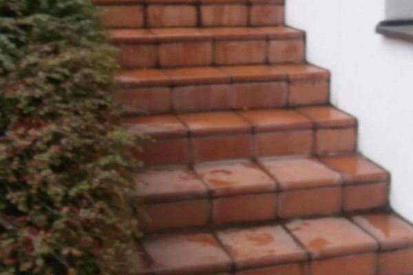 Terracotta Treppe verschmutzt