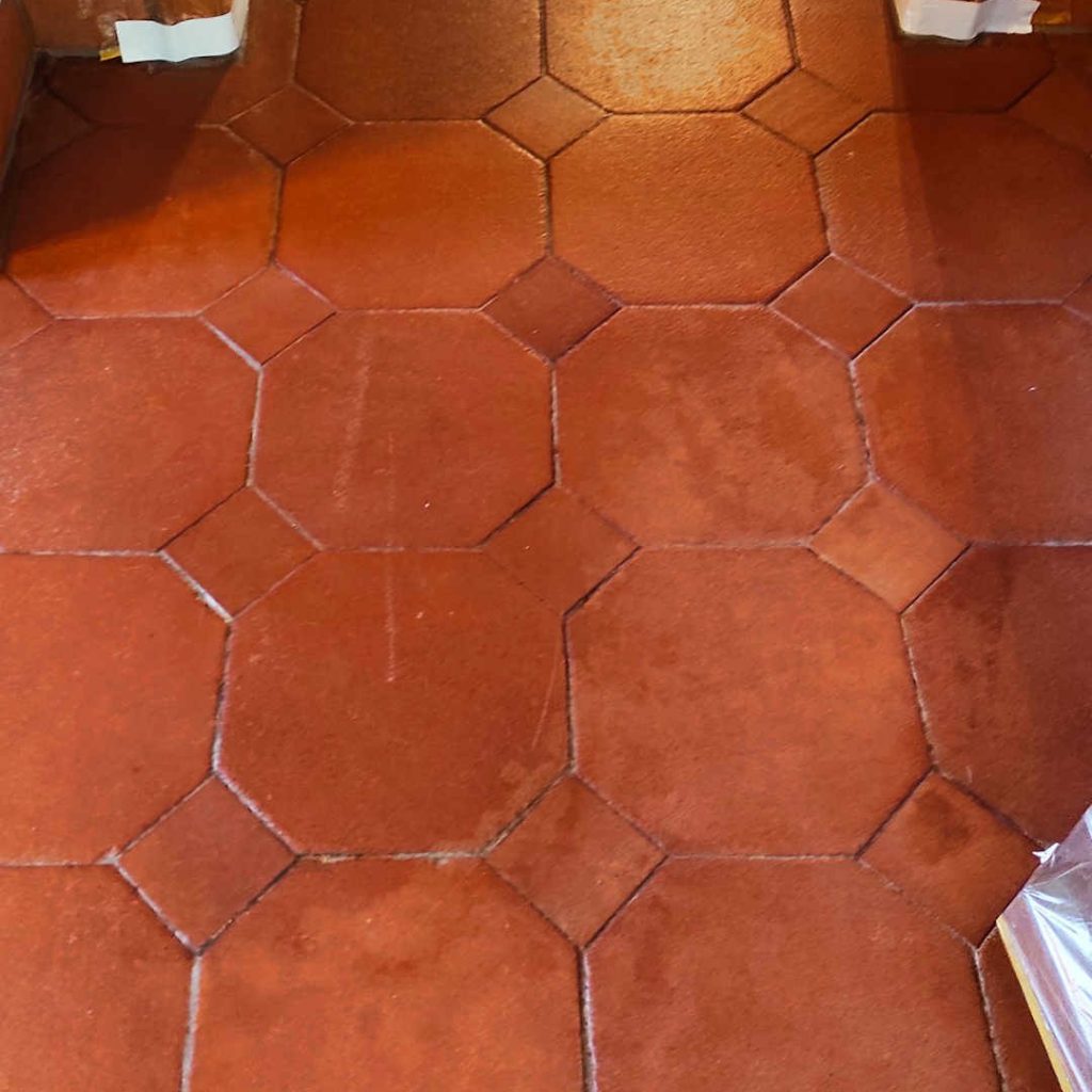 Terracotta im Eingangsbereich abgenutzt
