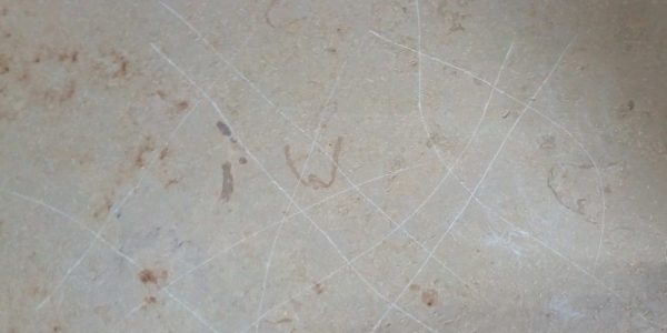Kratzer und Schleifspuren bei Jura Marmor