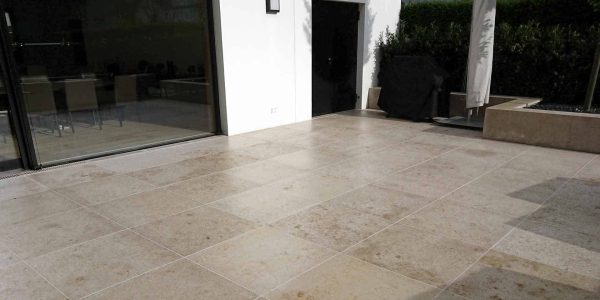 Verwitterte Jura Marmor Terrasse gereinigt und diamantgebürstet